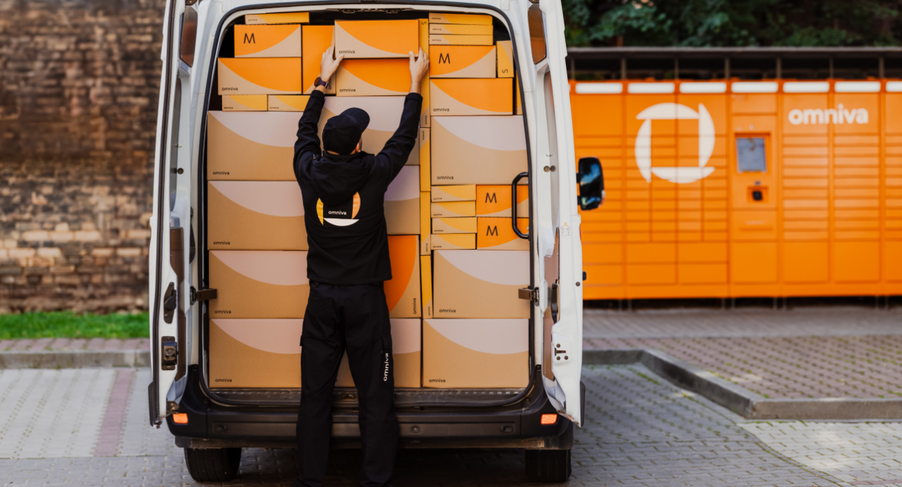 Omniva kuller pake kohale toimetamas