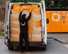 Omniva kuller pake kohale toimetamas