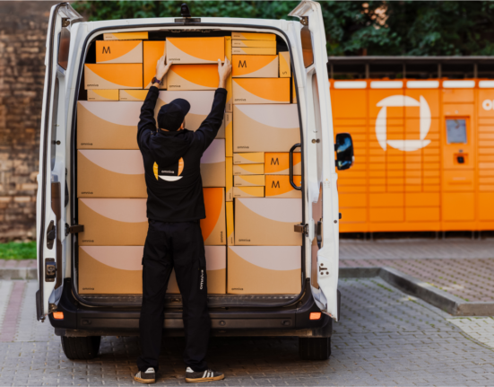 Omniva kuller pake kohale toimetamas