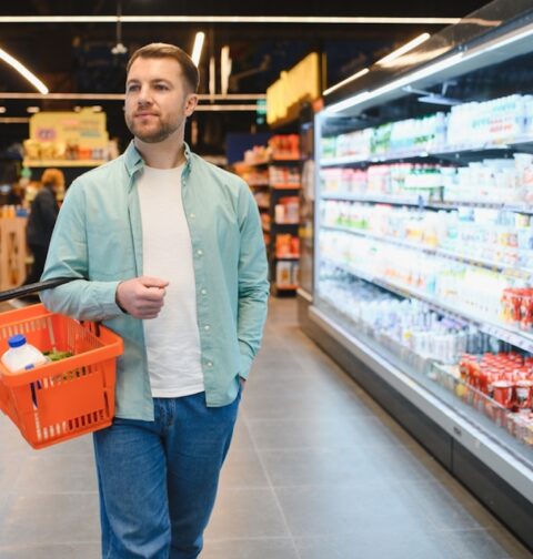 Supermarketi poeriiulid ja toodete valik kaupluses