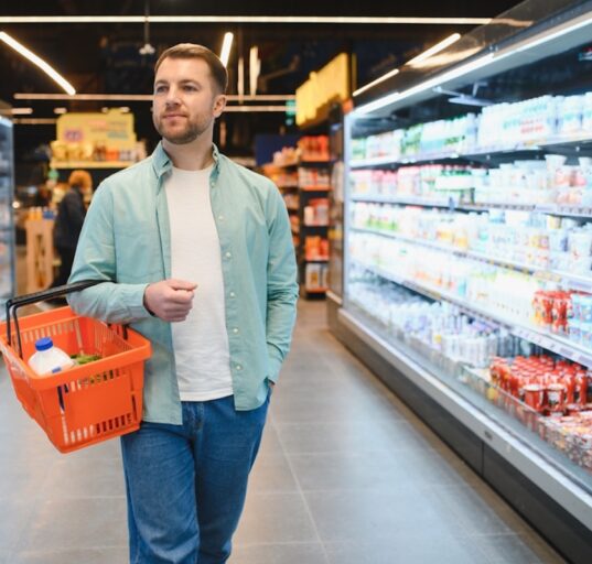 Supermarketi poeriiulid ja toodete valik kaupluses