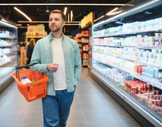 Supermarketi poeriiulid ja toodete valik kaupluses