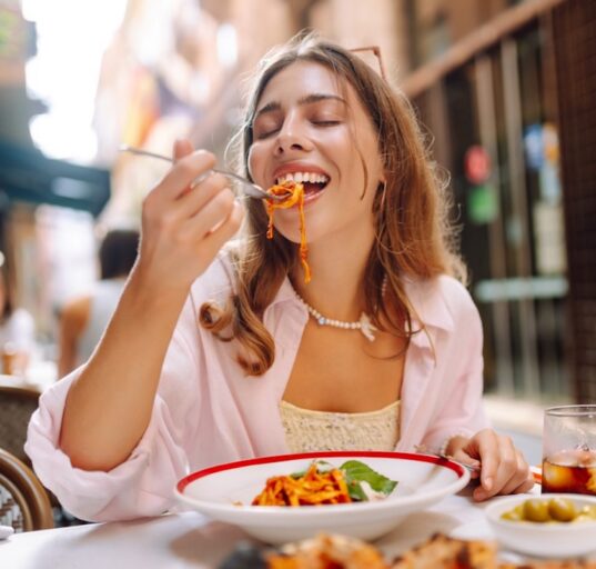 Naine söömas peenes restoranis